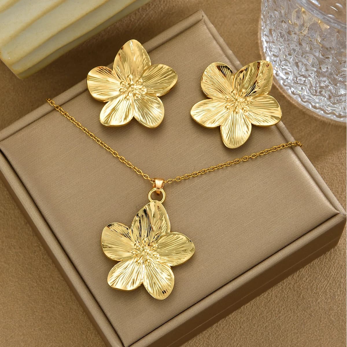 Set di gioielli con fiori vintage francesi in acciaio inossidabile da 3 pezzi per le donne Set di gioielli con orecchini esagerati alla moda Regali quotidiani