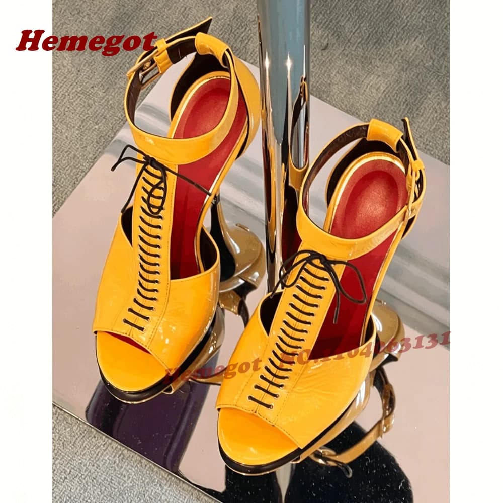 Sandali Gialli in Pelle Verniciata con Blocchi di Colore, Peep Toe, Allacciatura Incrociata, Tacco a Spillo, con Fibbia, Scarpe da Passerella da Donna