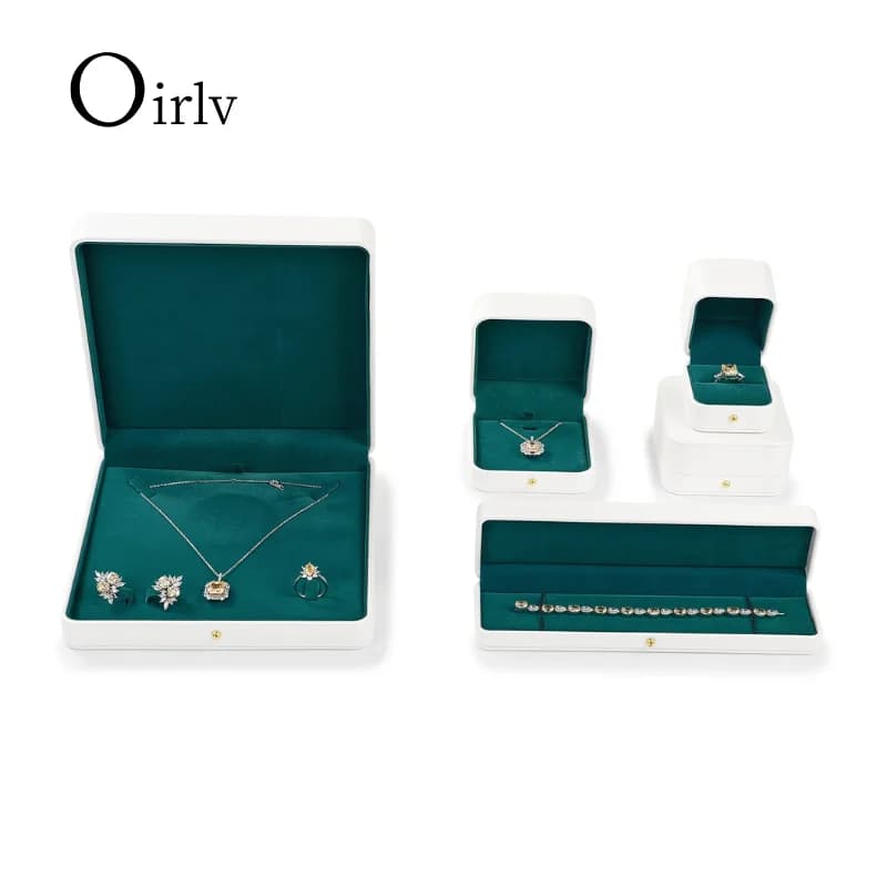 La nuova collezione autunnale di scatole di gioielli di lusso per le donne presenta una semplice scatola regalo verde bianca con anello, scatola regalo per collane