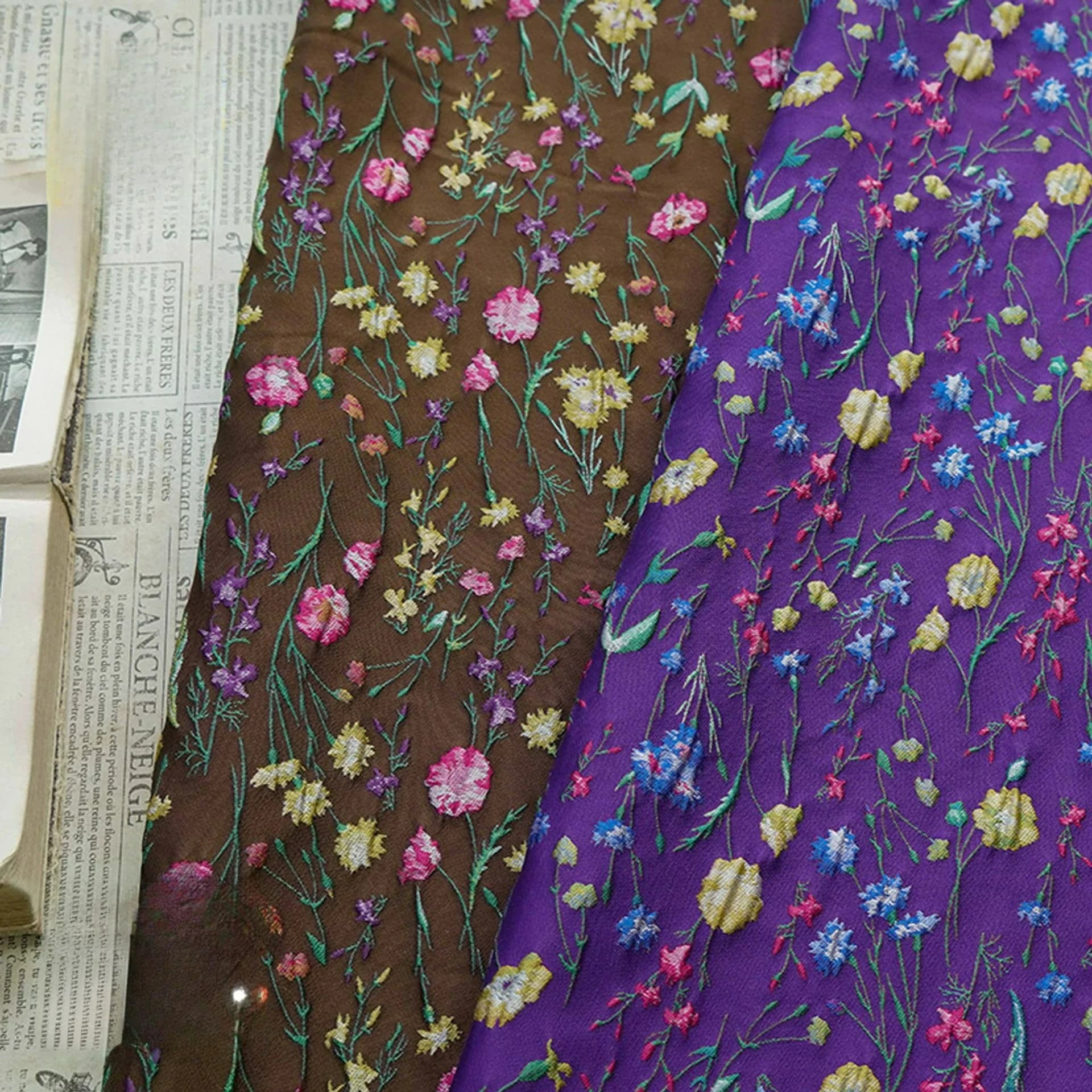 Tessuto Jacquard Floreale Goffrato Tinto in Filo per Abiti da Donna, Gilet, Abbigliamento, Cuscini Decorativi per Divano, Tessuto per Cucito