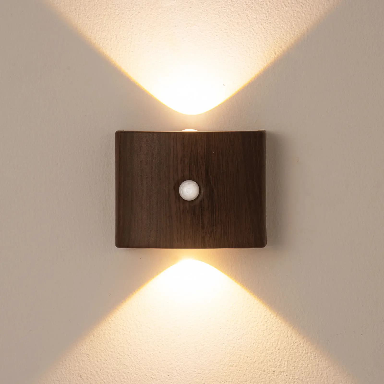 Lampada da Parete Moderna con Sensore di Movimento Magnetico Wireless, Luce Notturna RGB Smart Home Ricaricabile USB, Lampade LED da Comodino