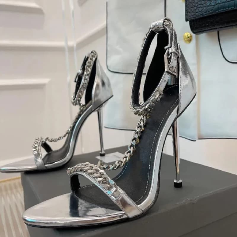 Sandali con tacco in oro a punta con ciondolo con serratura a chiave con catena a T Donna Estate 2025 Fibbie a punta aperta Scarpe da donna con tacco alto moda sexy