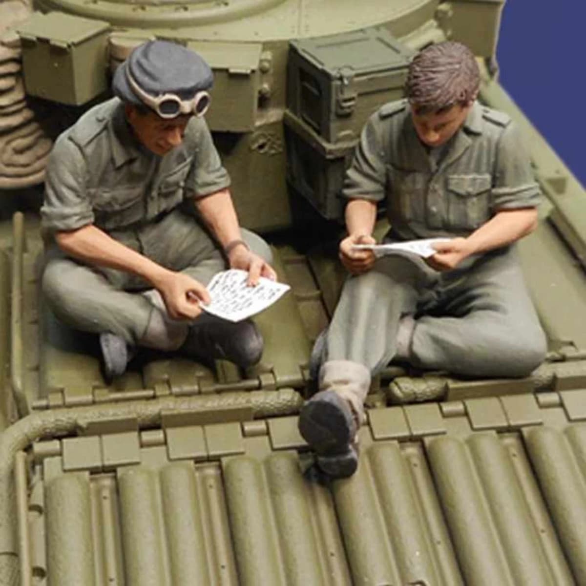 Kit modello 1/35resinunpainted, Lettera di famiglia - Due membri dell'equipaggio di carri armati lettano la lettera oftheunassembled e non verniciatoGK