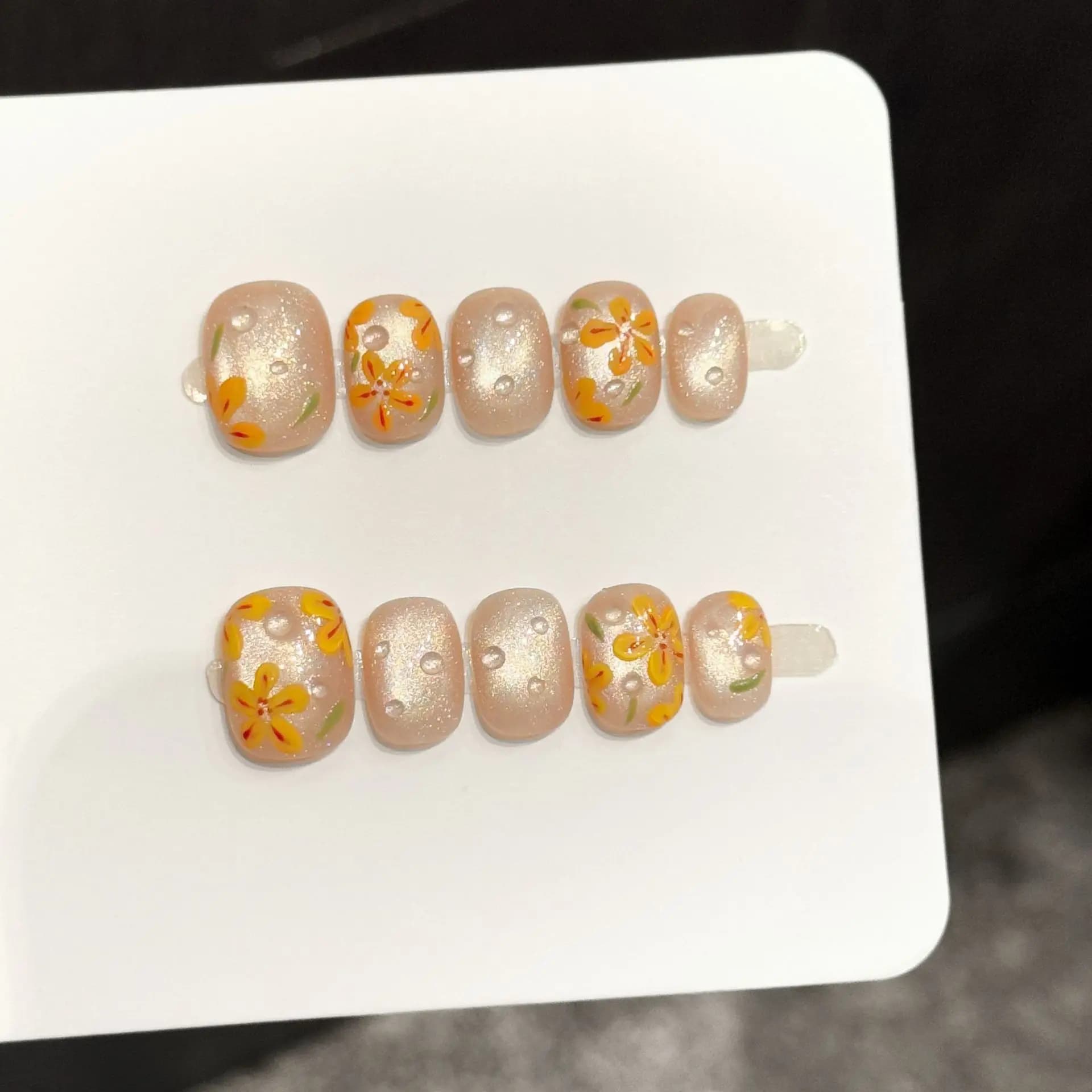 10 Pezzi Unghie Finte Corte Rotonde Rosa Nude Effetto Occhio di Gatto Fatte a Mano con Design Floreale e Set di 4 Strumenti, Adesivo per Unghie Super Resistente