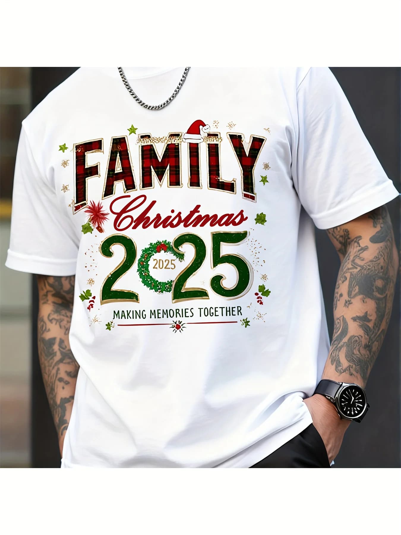 Stessa maglietta da uomo per la famiglia di Natale del 2025 - T-shirt a maniche corte natalizia rossa e verde con lettere "Family Christmas".