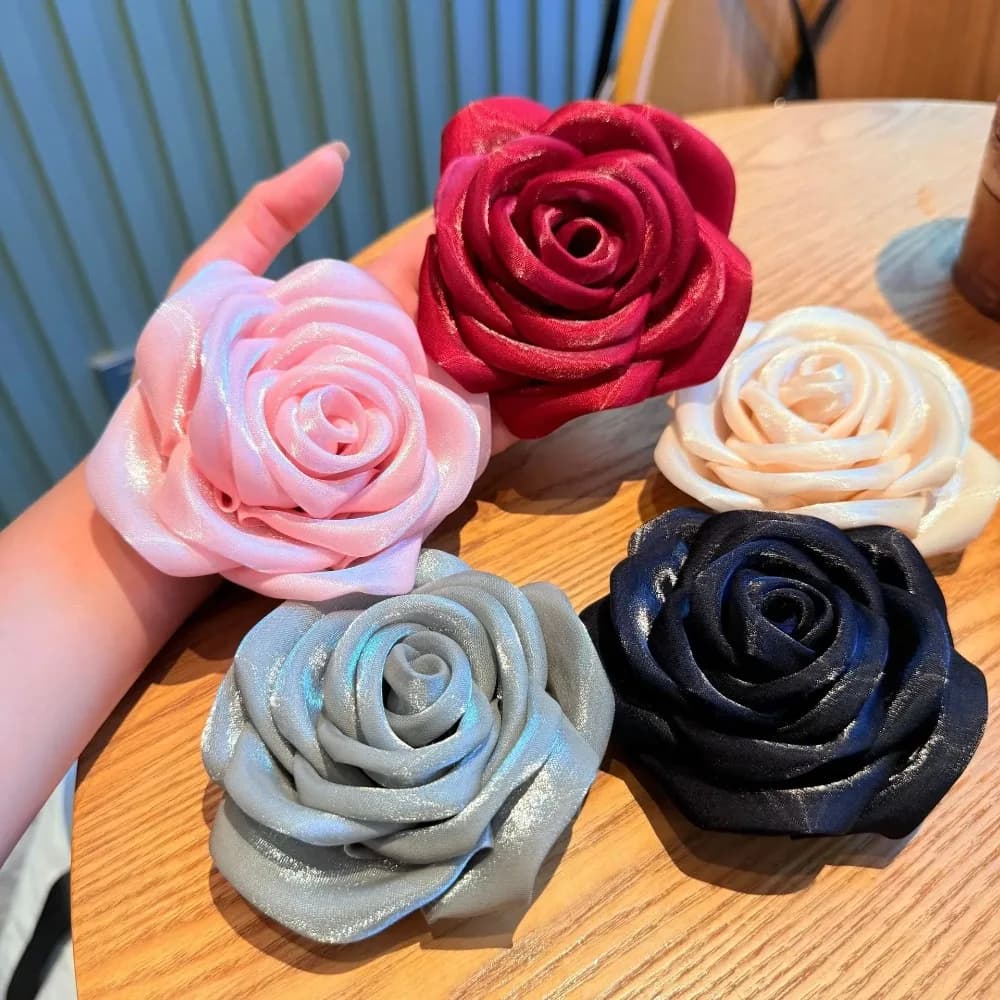3D rose-shaped saddle in 7,5 cm satin: a luxury and refined accessory, perfect for weddings, parties and banquets.