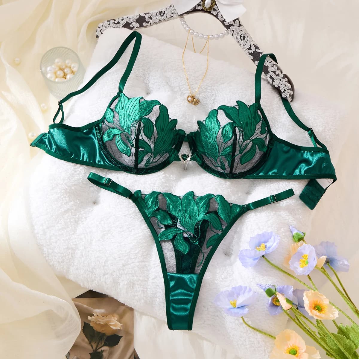 Set pyjamas with green embroidered print: a set with a floral design suitable for women, a sexy bra ZA824031