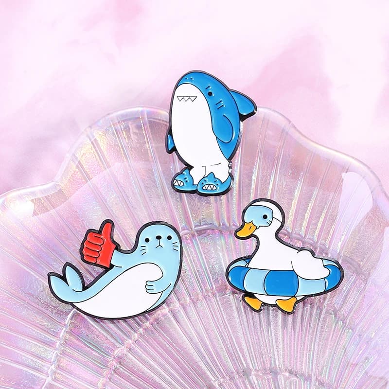 Shark Otter Duck Spille smaltate Personalizzate Divertenti Guanti da nuoto carini Pantofole Animali Spille Distintivo da bavero Gioielli Regali per gli amici