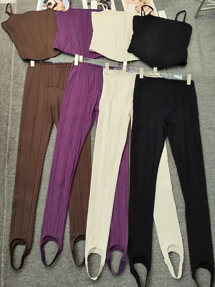 Nell'estate del 2026, il nuovo completo da donna con top a bretelle slim a spina di pesce e leggings a vita alta, modellanti sui fianchi, con un tocco di design.