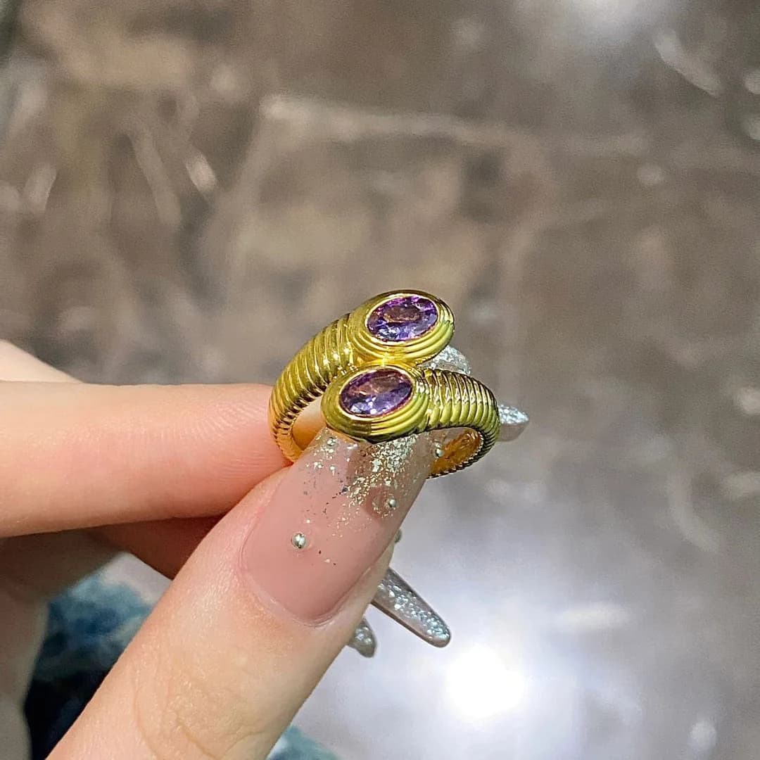 Anelli di pietre preziose viola intarsiate ovali lucide di lusso leggero alla moda per le donne Gioielli da festa con anello regolabile dal design unico e alla moda