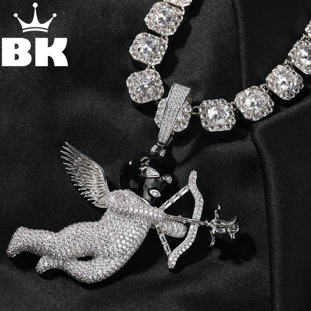 THE BLING KING Collana con ciondolo angelo cupido rosa mascherato con zirconi ghiacciati, dea dell'amore con freccia, gioielli a catena quadrata da 12 mm