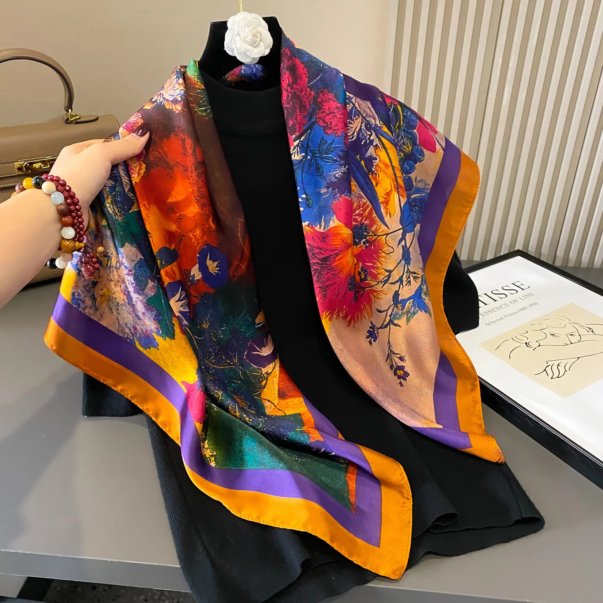 Sciarpe per la testa con stampa di ultimo design Donna Four Seasons Foulard in raso quadrato per scialli da donna 90 * 90 Sciarpa di seta Hijab musulmano