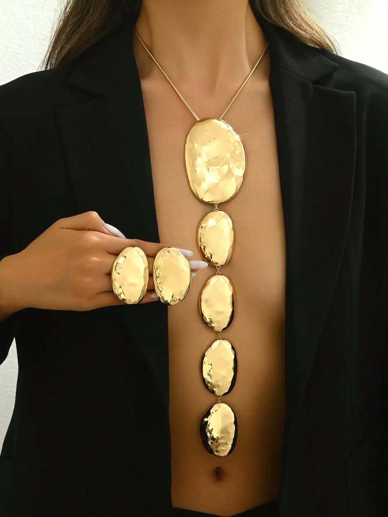 Set di 2 Pezzi Collana con Ciondolo Asimmetrico a Y Martellato Dorato e Anello Set di Gioielli per Feste