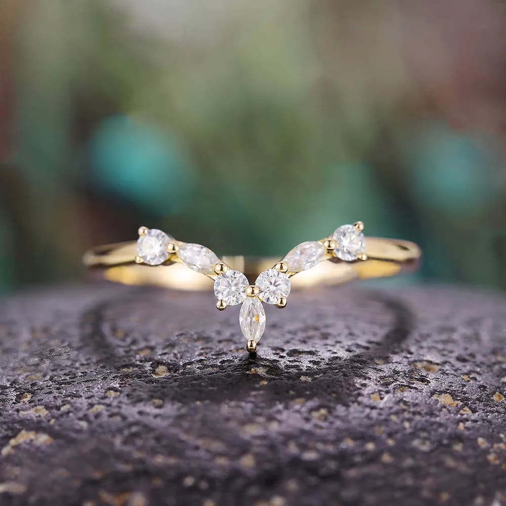 Huitan New Arrival Bridal Rings for Wedding Ceremony Party Fancy V Design Ring with Dazzling CZ Stone Good Quality Women Jewelry