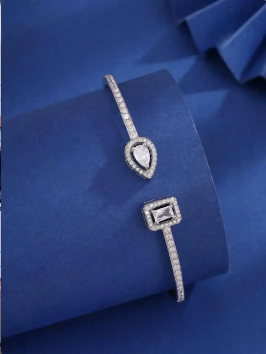 Bracciale aperto con goccia d'acqua e design con zirconi cubici quadrati, gioielli minimalisti alla moda per donna