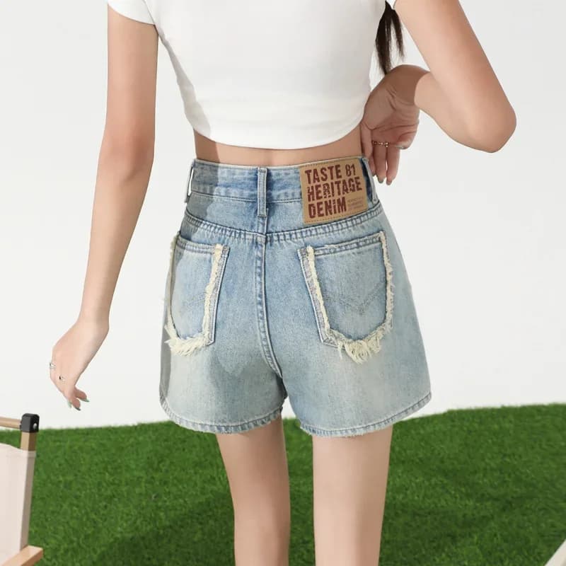 Pantaloncini di jeans larghi da donna a vita alta azzurri di nicchia. Pantaloni a trapezio Spice Girl slim fit dal nuovo design estivo con bordo ruvido per le donne