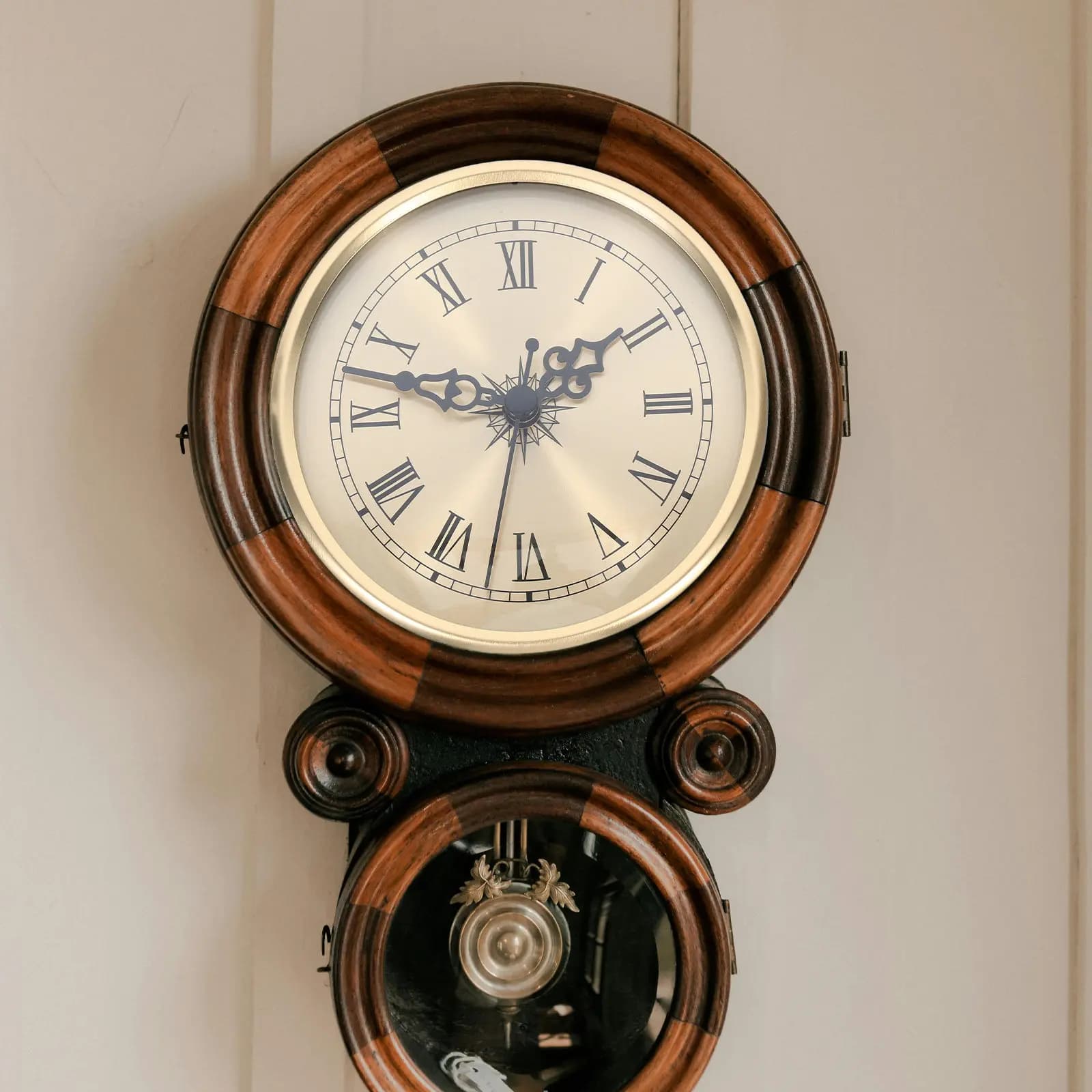 Silent Quartz Clock Insert Metal Frame Roman Numerals Classic DIY Clock Mechanism Replacement Kit for Wall Desk Decorative