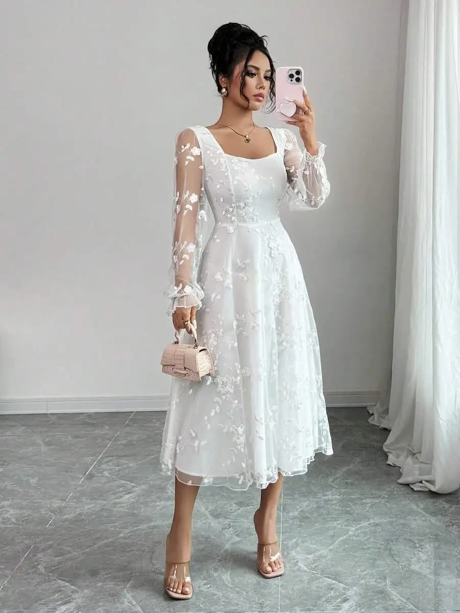 Elegante Abito Midi Bianco con Ricami Floreali in Pizzo, Scollo Quadrato e Maniche a Campana