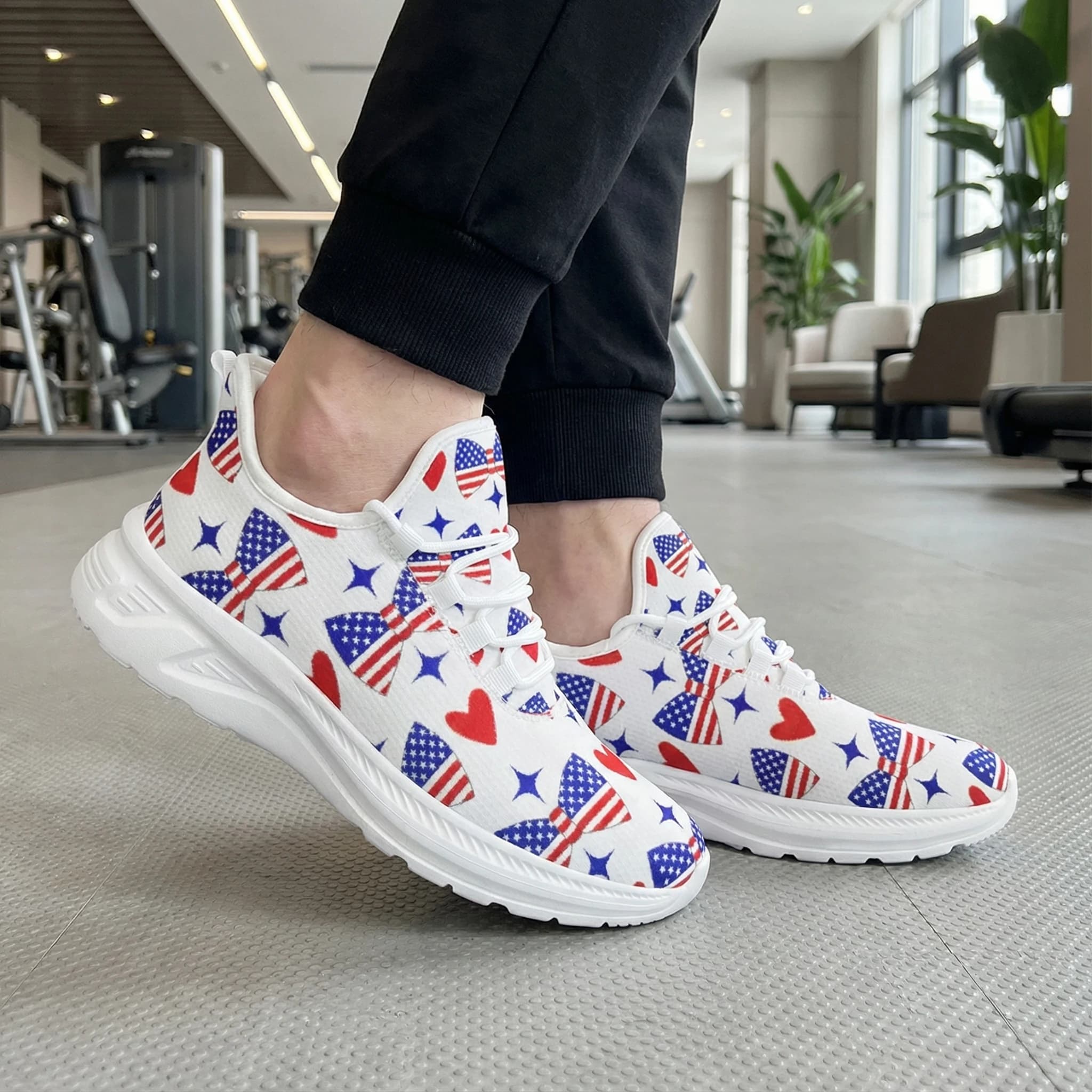 Scarpe da ginnastica casual eleganti bianche con stampa bandiera a forma di cuore, scarpe da corsa comode e traspiranti