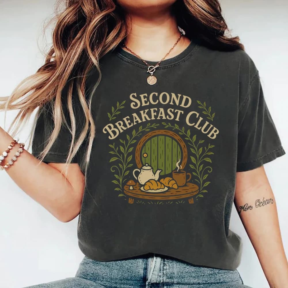 T-shirt Second Breakfast Club, magliette fantasy a tema letterario, abbigliamento ispirato ai fan di Middle-Earth, maglietta unisex a maniche corte, regalo per i fan