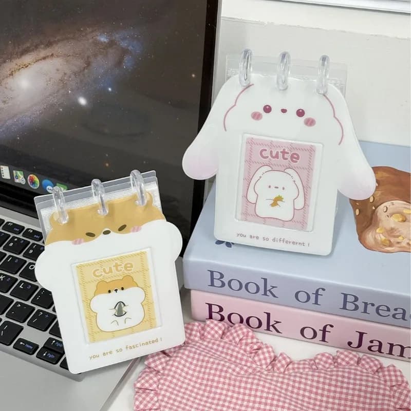 Simpatico cartone animato acrilico Kpop porta carte fotografiche in piedi in PVC album da tavolo stile calendario organizzatore di carte fotografiche regalo per bambini