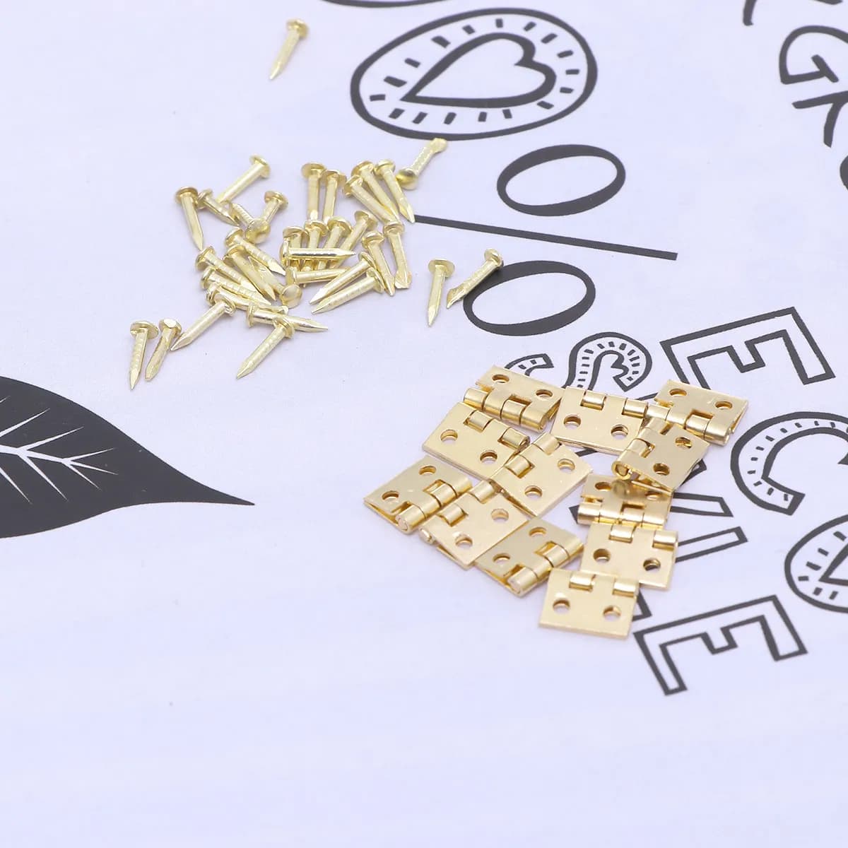 Set di 12 Cerniere e Maniglie in Miniatura per Porte di Mobili, Accessori per Case delle Bambole, Piccoli Oggetti Artigianali, Chiusure Dorate