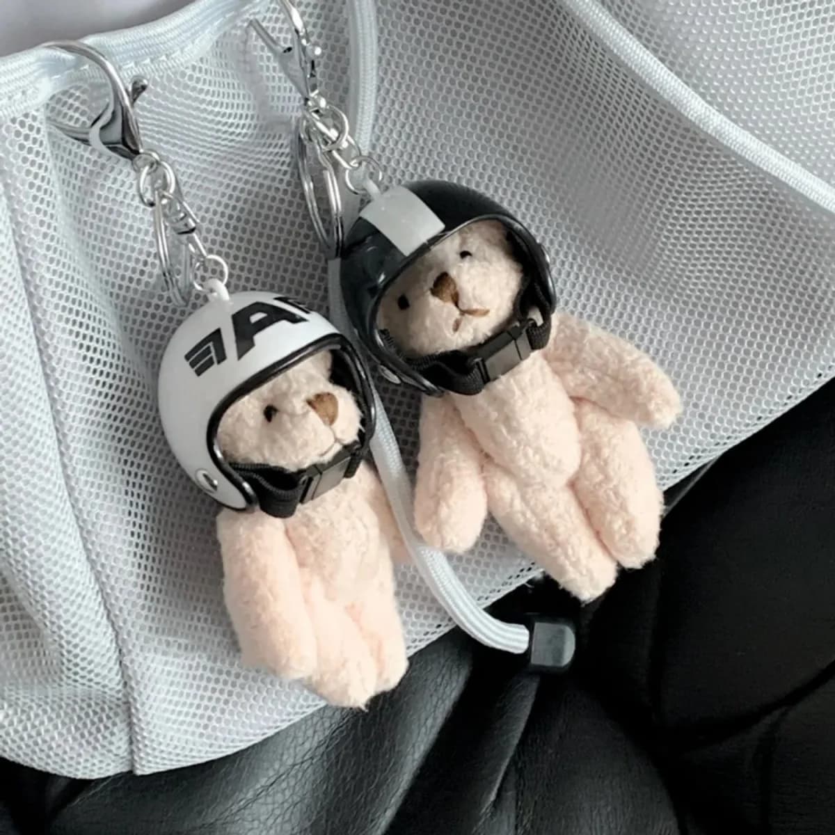 Graziosi Portachiavi con Orsetto con Casco, Ciondolo in Peluche Stile Y2K, Decorazione per Auto, Zaino e Borsa, Gioiello