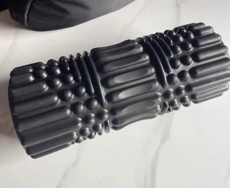 Vibrant electric roller in foam for leg recovery, fitness and yoga, muscle massage and deep tissue release