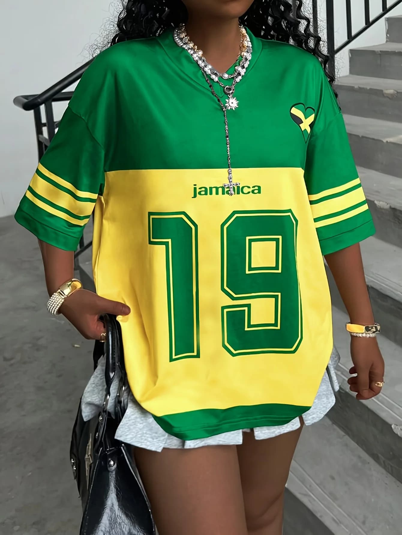 Giamaicano da donna n. 19 T-shirt con scollo a V in jersey Combinazione di blocchi gialli e verdi Top sportivo Abbigliamento estivo traspirante e casual