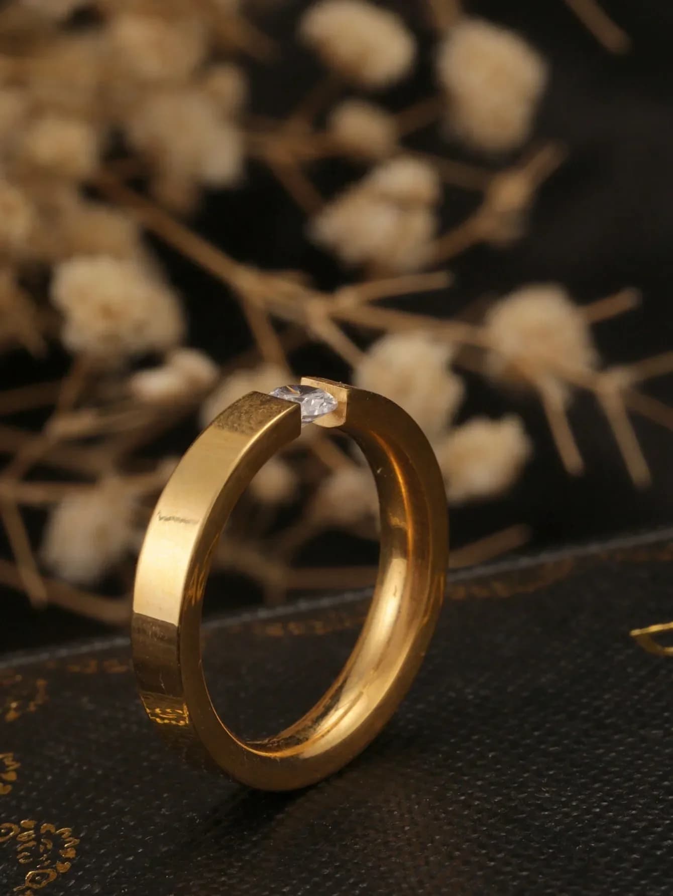 1 anello in acciaio inossidabile color oro, stile semplice, con strass singolo CZ, unisex