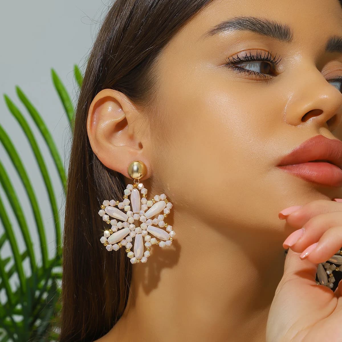 Elegant pendant earrings with snow flowers for women and girls, adorable hanging earrings with sweet flower seed beads, handmade jewelry accessories