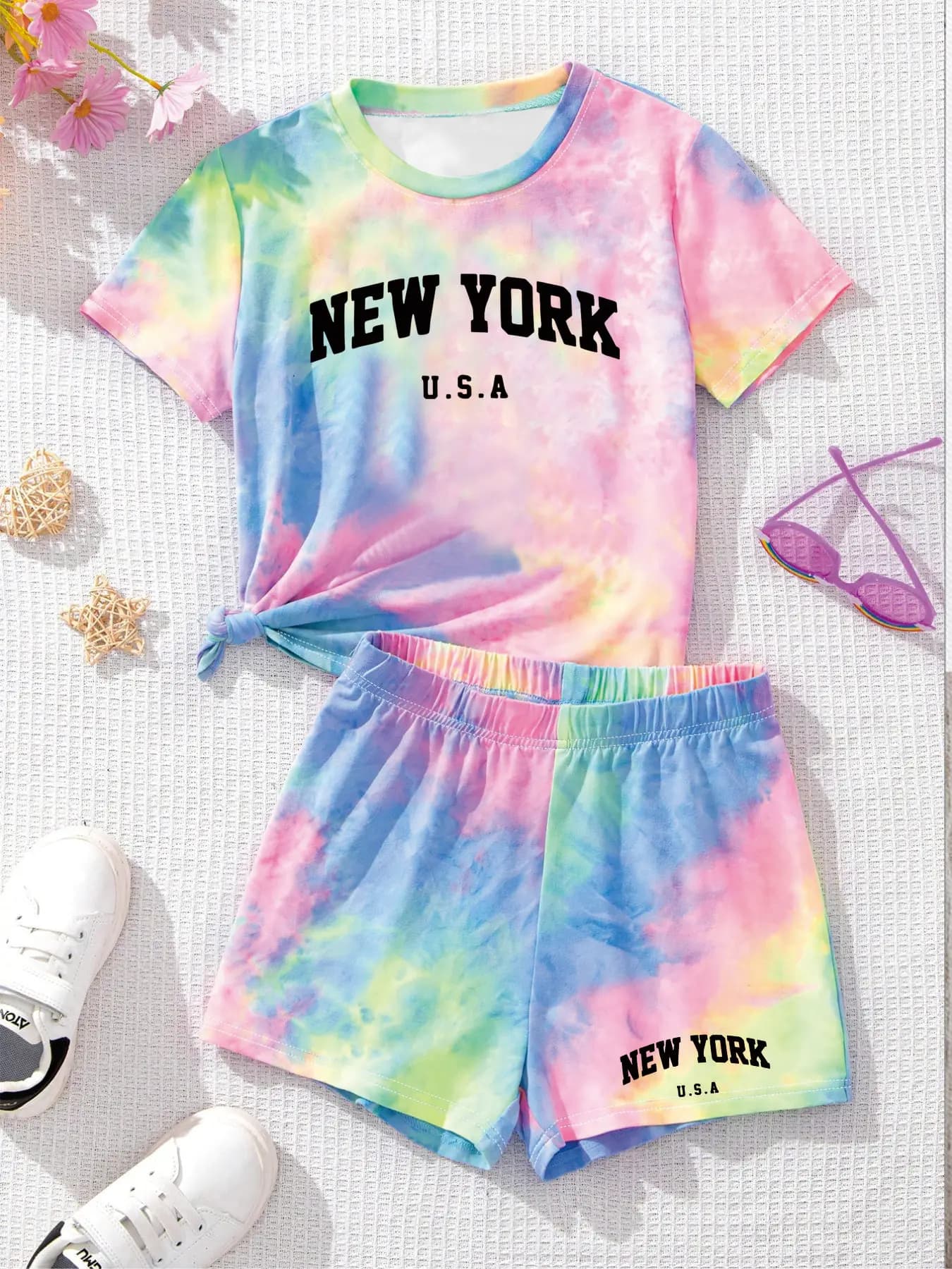 Comodo completo tie-dye in 2 pezzi per bambine, t-shirt e pantaloncini con stampa "NEW YORK U.S.A" in tessuto morbido per tutti i giorni e per il gioco