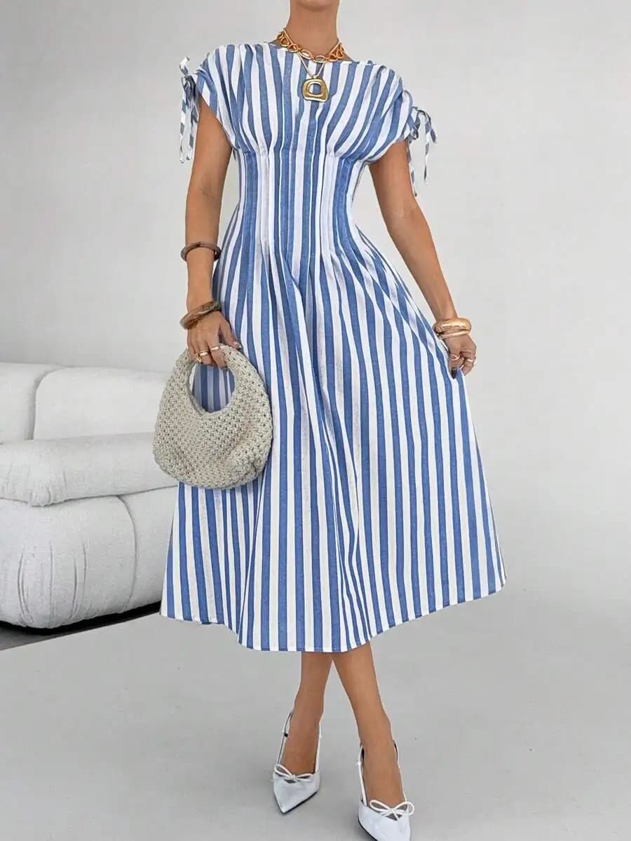 Elegante Abito Midi a Righe Blu e Bianche con Vita Arricciata e Maniche Annodate