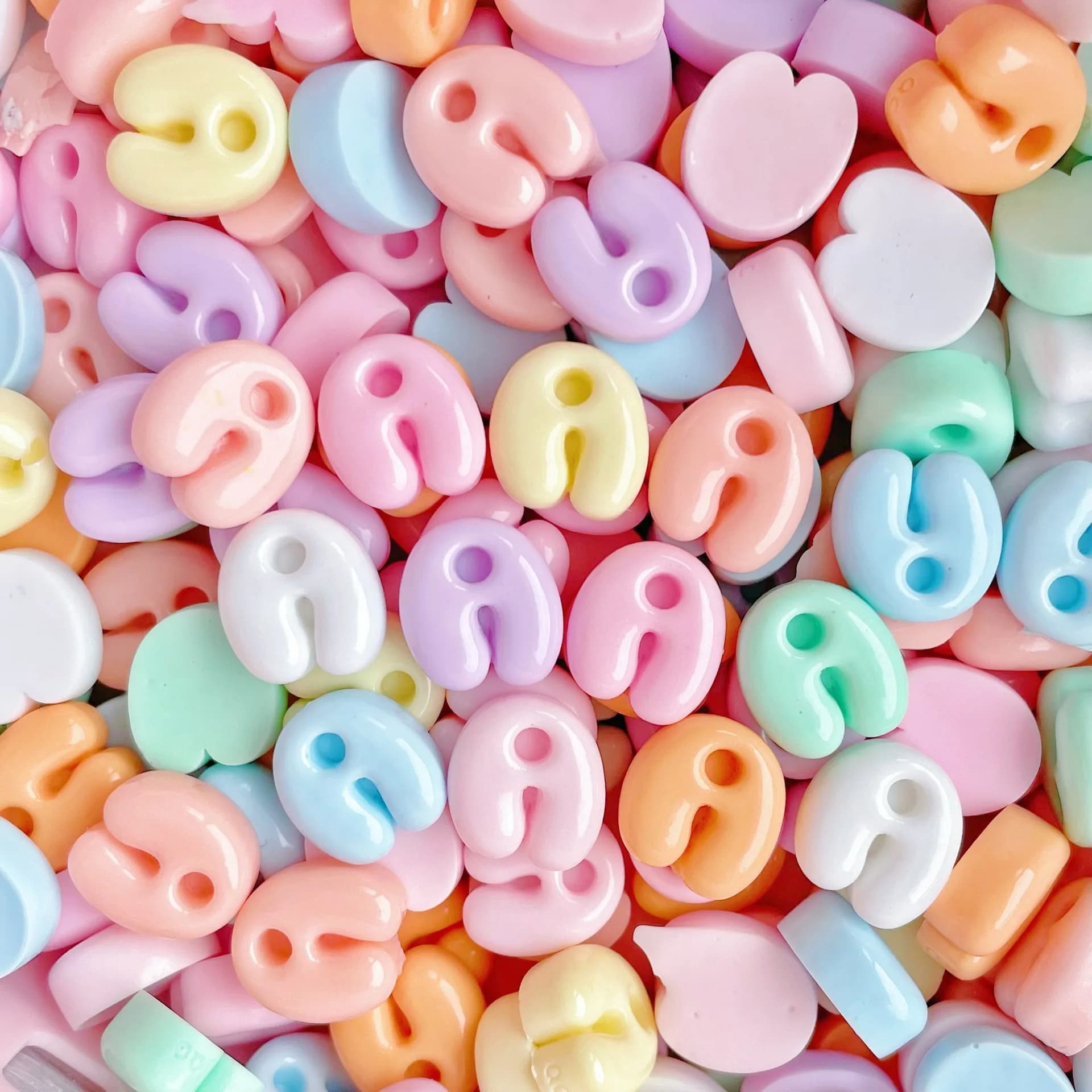 100 pezzi a scelta singola 26 lettere inglesi mini piccoli accessori in resina lettera crema colla fermaglio per capelli accessori per la cassa del telefono materiale