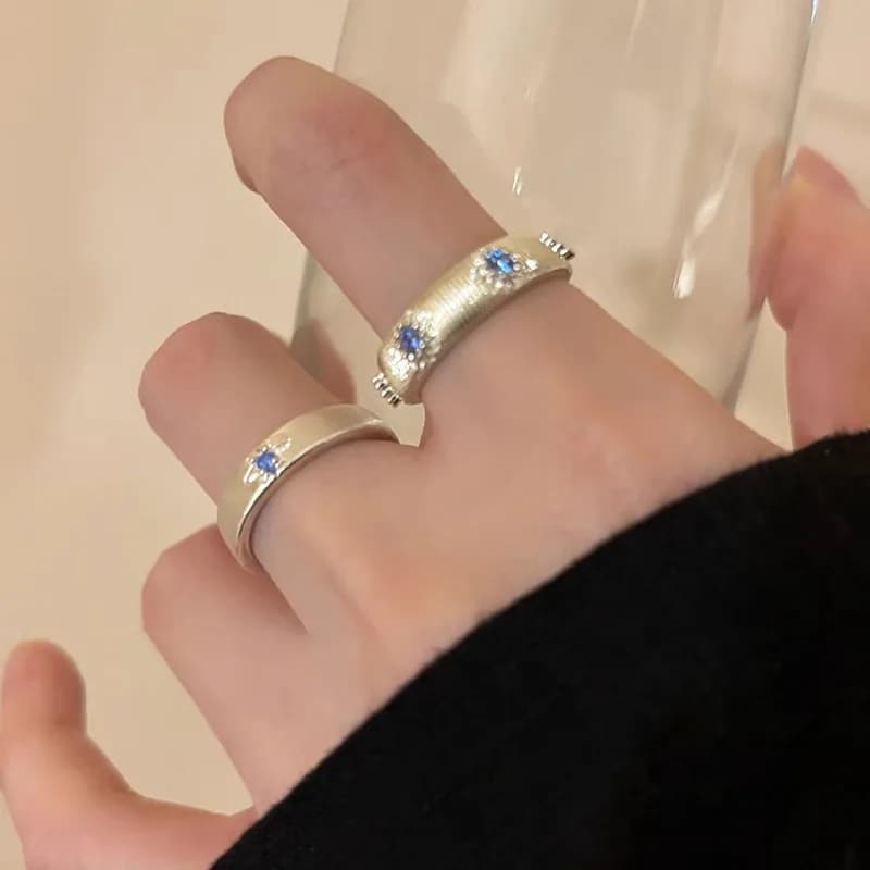 Anello con zirconi blu mare, design di nicchia femminile, anello per indice da coppia, lusso discreto e raffinato.