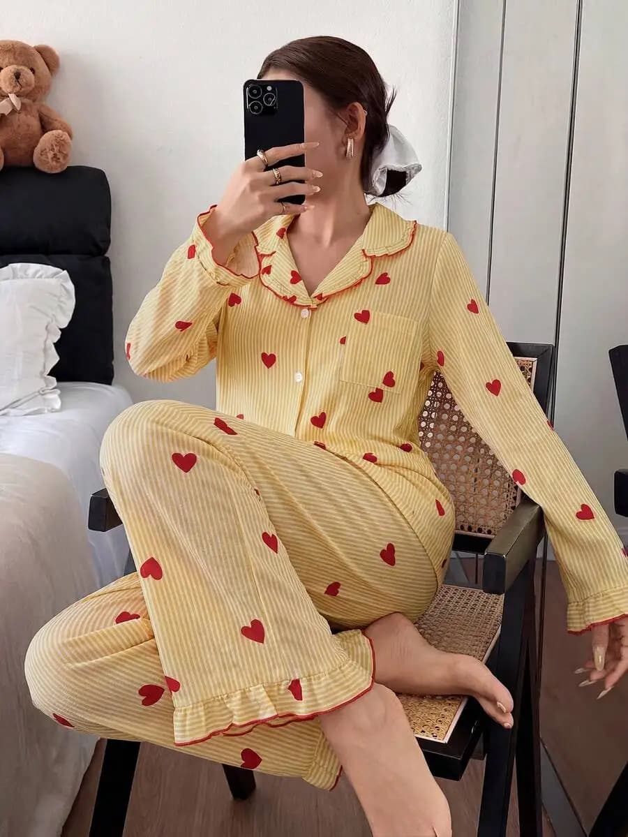 Set pigiama da donna con stampa a cuori, righe e bordo arricciato sul colletto
