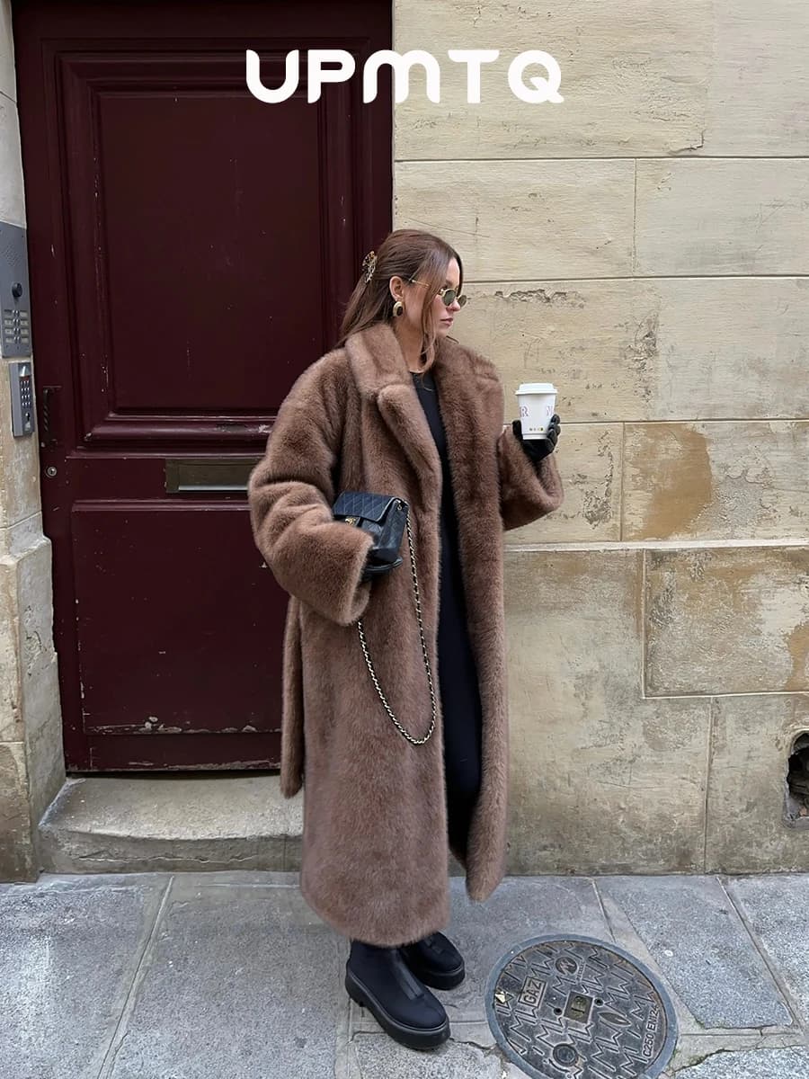 Cappotto lungo in pelliccia di visone sintetica sfumata marrone con cintura premium per donna Moda invernale 2025 Capispalla Parka vintage di lusso vecchio denaro