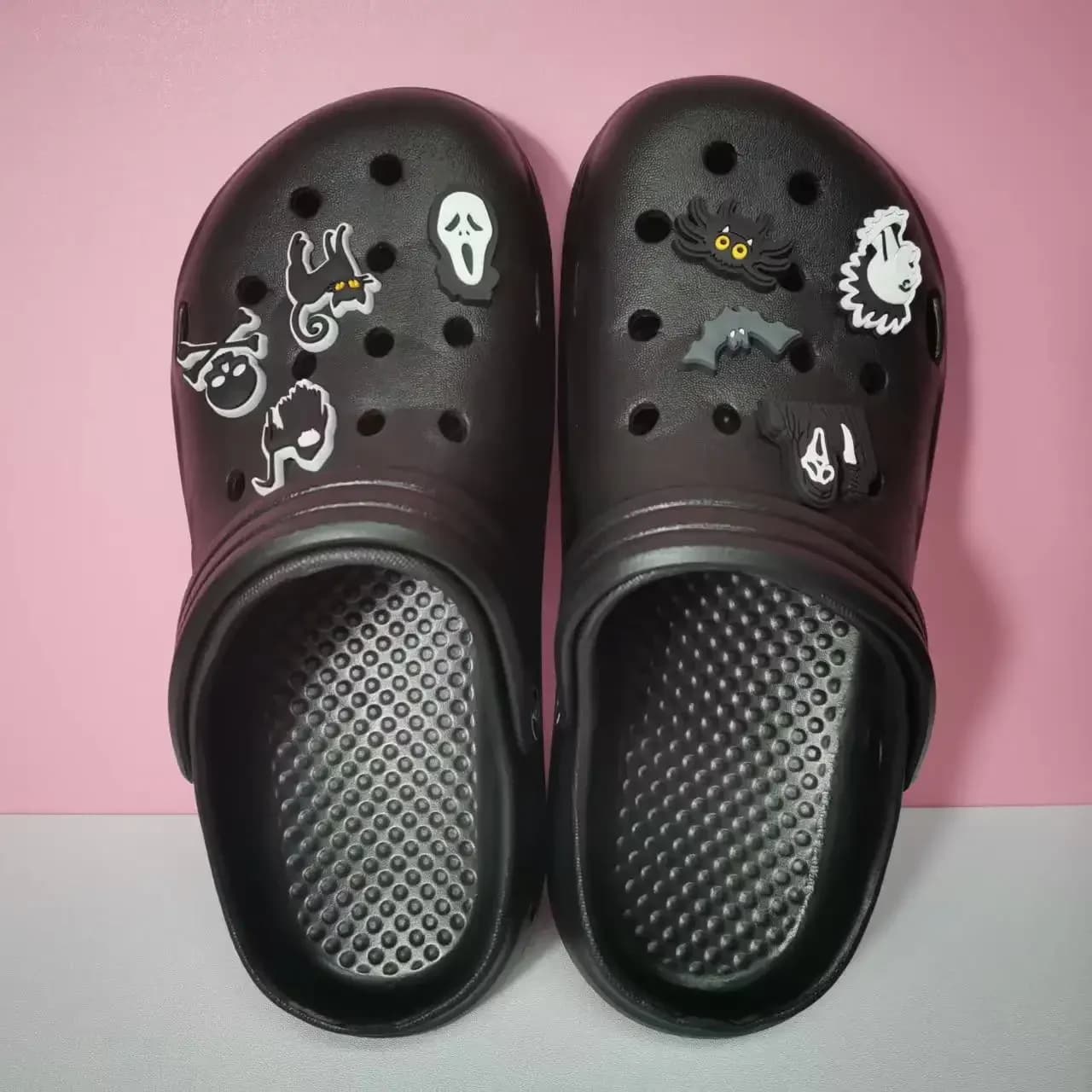 Pantofole da donna con ciondoli di Halloween Sandali Infradito da donna Scarpe firmate Zoccoli bianchi neri Spiaggia Comode ciabatte con plateau