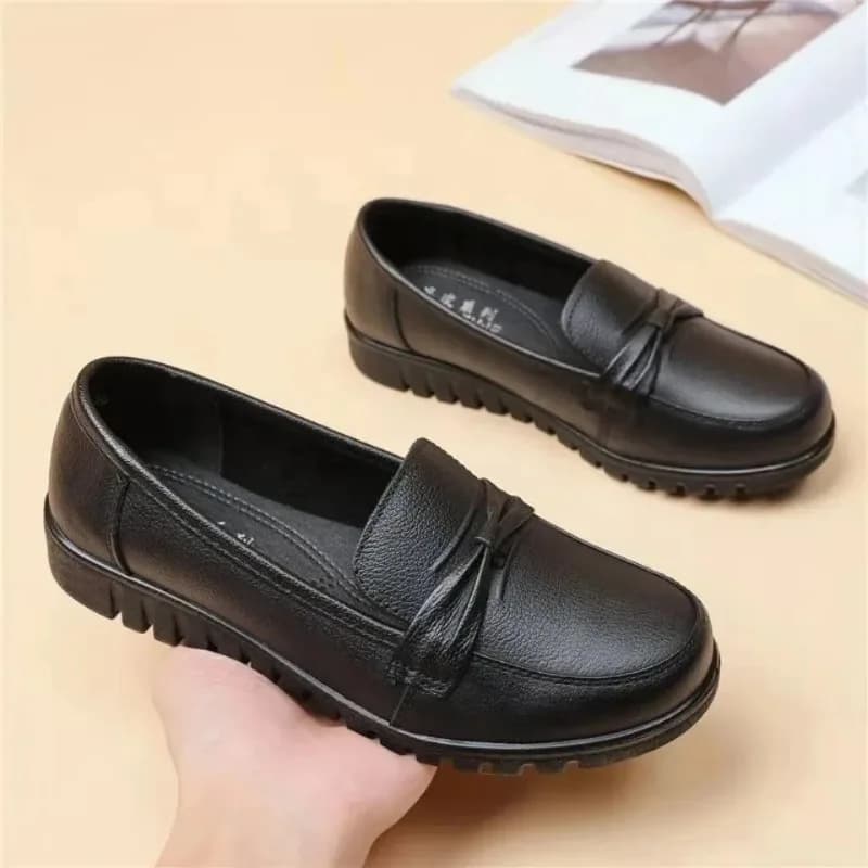 Scarpe da donna 2025 Scarpe in morbida pelle da donna nuove Scarpe casual alla moda Mocassino Scarpe da ufficio da donna nere Slip on Mocassini da donna