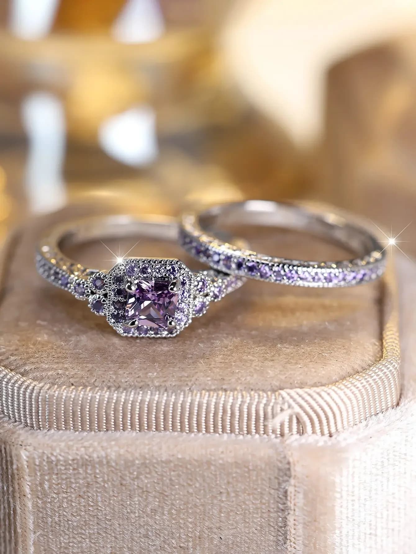 1 set di gioielli alla moda ed eleganti con zirconi viola scintillanti (anello, orecchini, collana), regalo perfetto per le donne e adatto per appuntamenti, fidanzamenti e matrimoni.