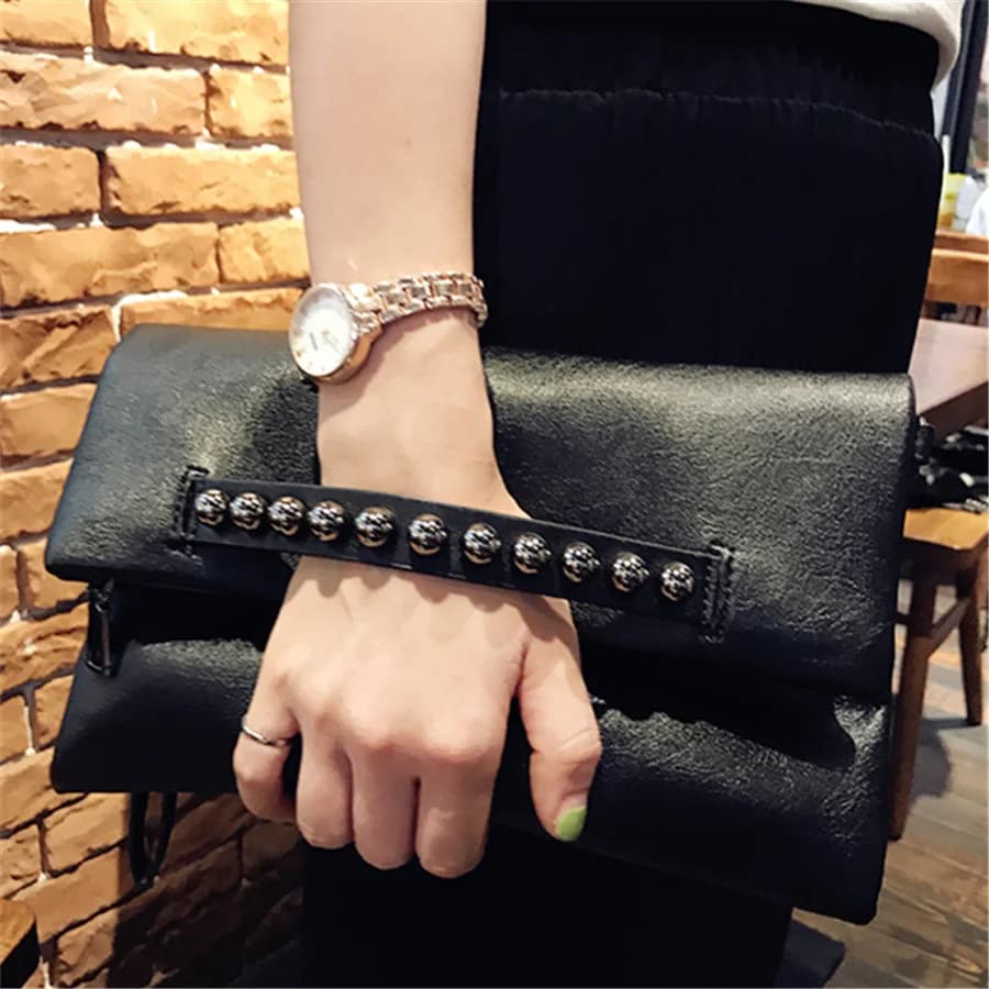 Pochette da donna con design pieghevole rivetti di moda borsa a tracolla da donna in pelle PU catena borsa a tracolla femminile pochette portafoglio nero