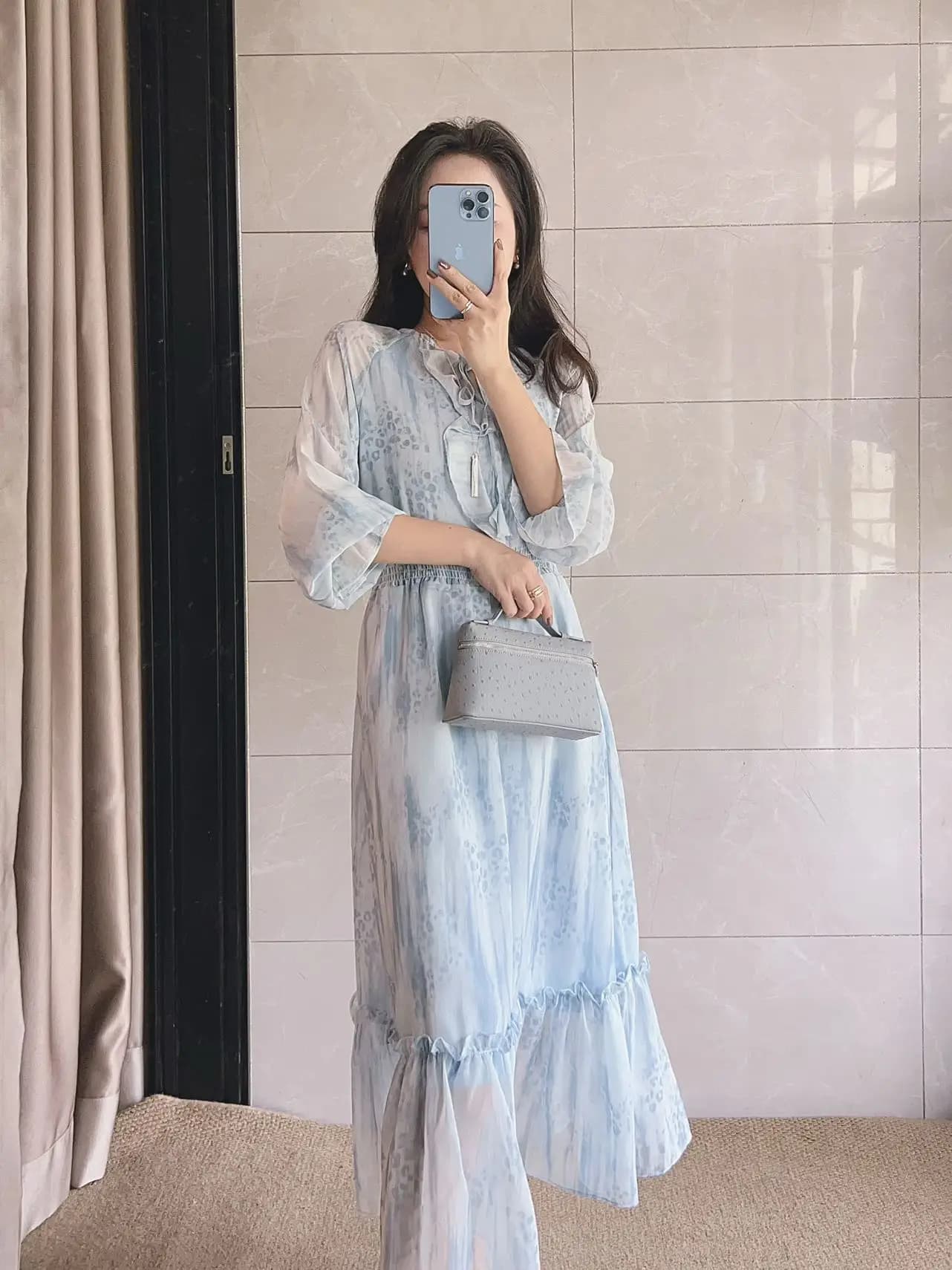 Abito da donna in seta blu romantico con orlo in pizzo e vita elasticizzata, stile francese, scollo a V, per il commuting urbano, modello Princess Barbara, moda casa