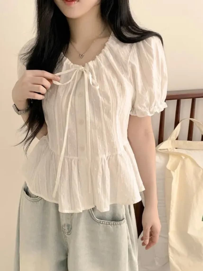 Camicetta estiva da donna a maniche corte con scollo rotondo e pizzo, versione coreana con pois 3D e fiocco, stile casual chic per il lavoro.