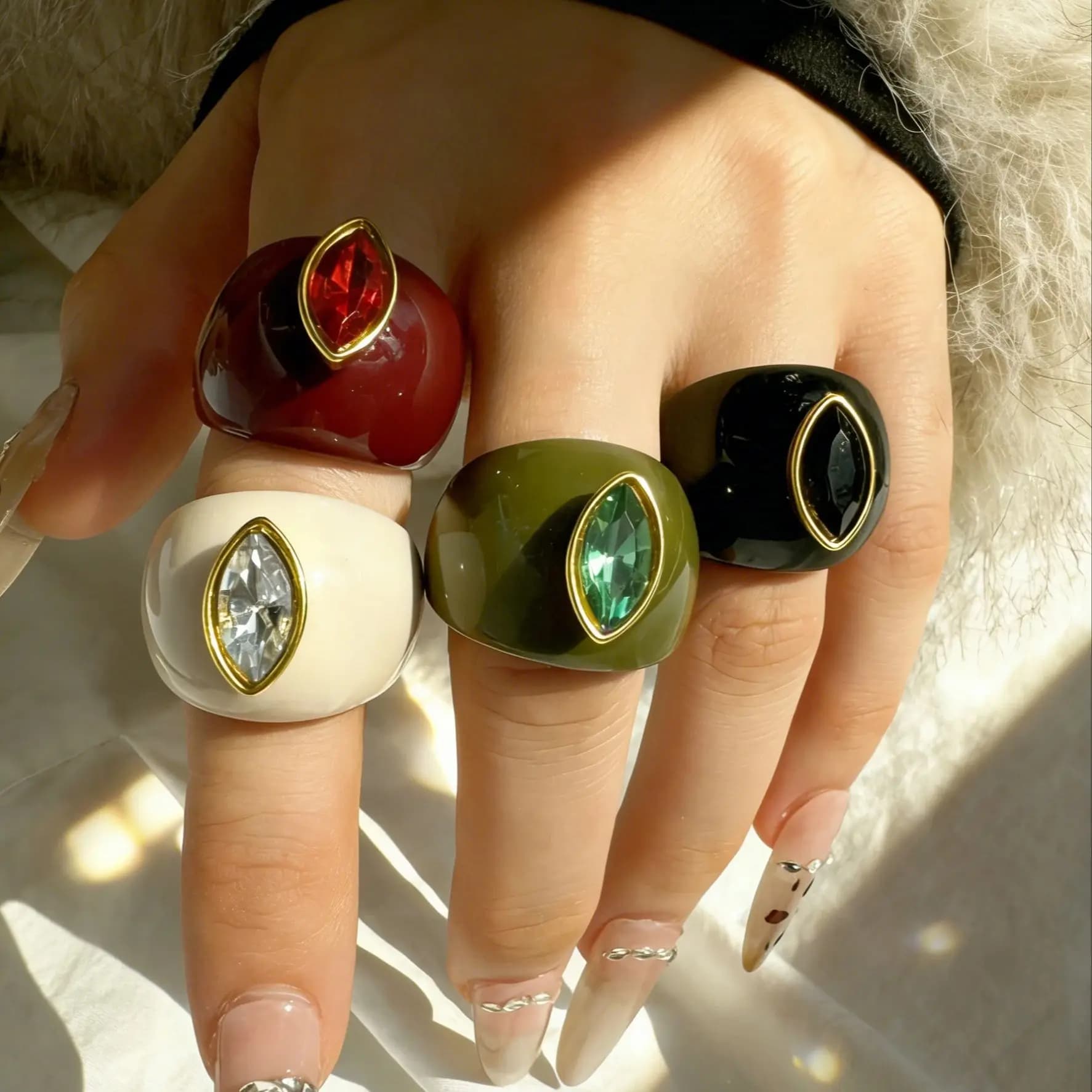 4pcsAutumn/Winter Resin Ring with Sparkling Diamonds Unique Fashion Jewelry for Women Perfect for Parties Vacations Ideal Gift