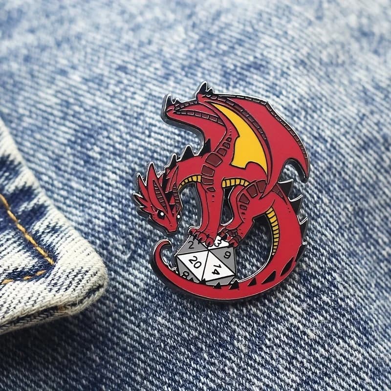Drago rosso su D20 Spilla smaltata Dungeons Dragons Spilla ispirata a dadi Gioco di dadi Distintivo Gioielli di moda
