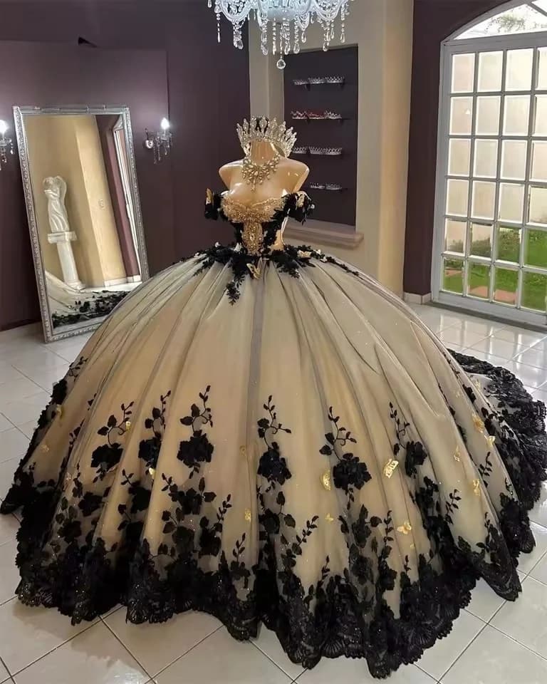 Incantevoli abiti Quinceanera con applicazioni floreali nere 2025 Abito da ballo in cristallo con perline a farfalla dorata Abiti da 15 Anos personalizzato