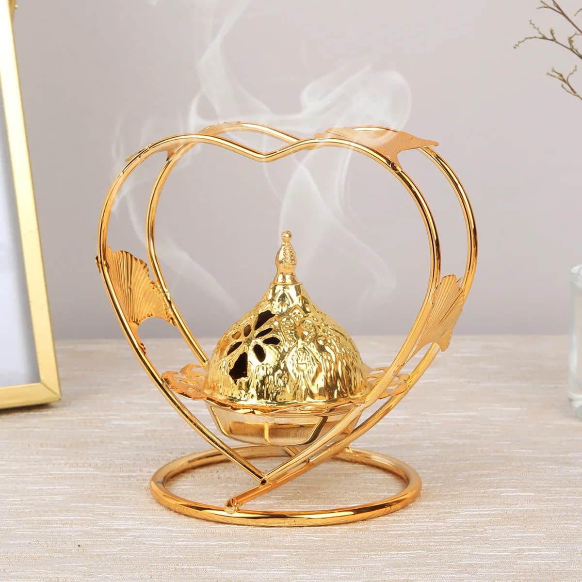 Modern Simple Golden Sandalwood Incense Burner Heart-Shaped Ironwork Cone Incense Base for Desk Home Decor Ornaments