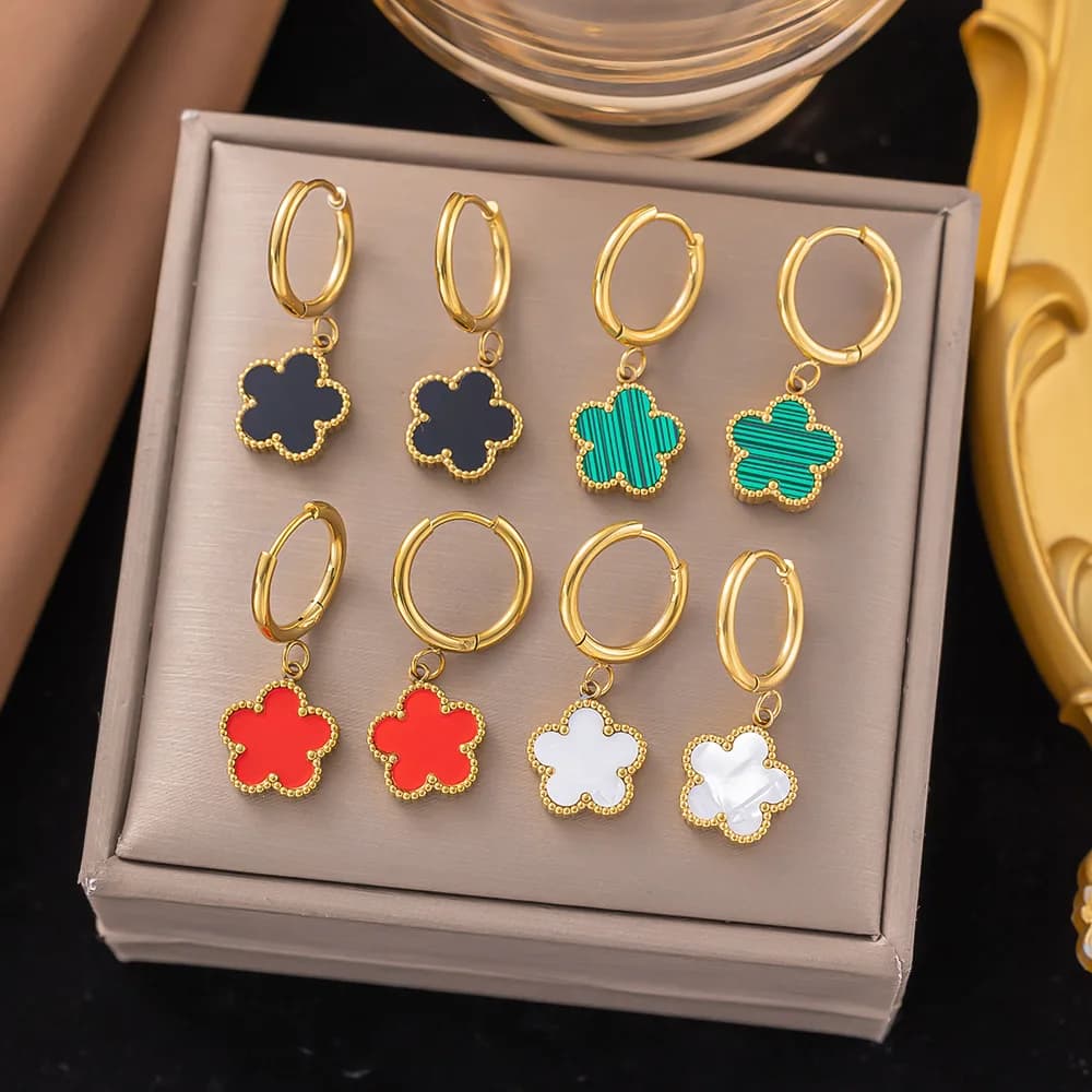 Bracciale con orecchini a bottone antiruggine in acciaio inossidabile con trifoglio di fiori per regali di gioielli con orecchini di tendenza alla moda placcati in oro da donna