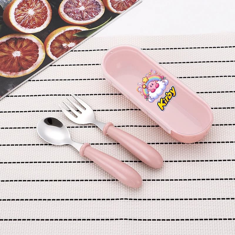 Set di 3 posate Kirbys (cucchiaio e forchette) in acciaio inossidabile con custodia, utensili portatili per l'alimentazione, cucchiai per neonati, stoviglie carine