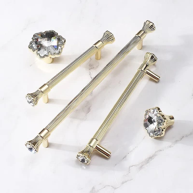 Maniglia per porta dell'armadio moderna e minimalista, maniglia per cassetto dell'armadio di lusso leggera francese di fascia alta, maniglia per mobili con diamanti intarsiati in oro